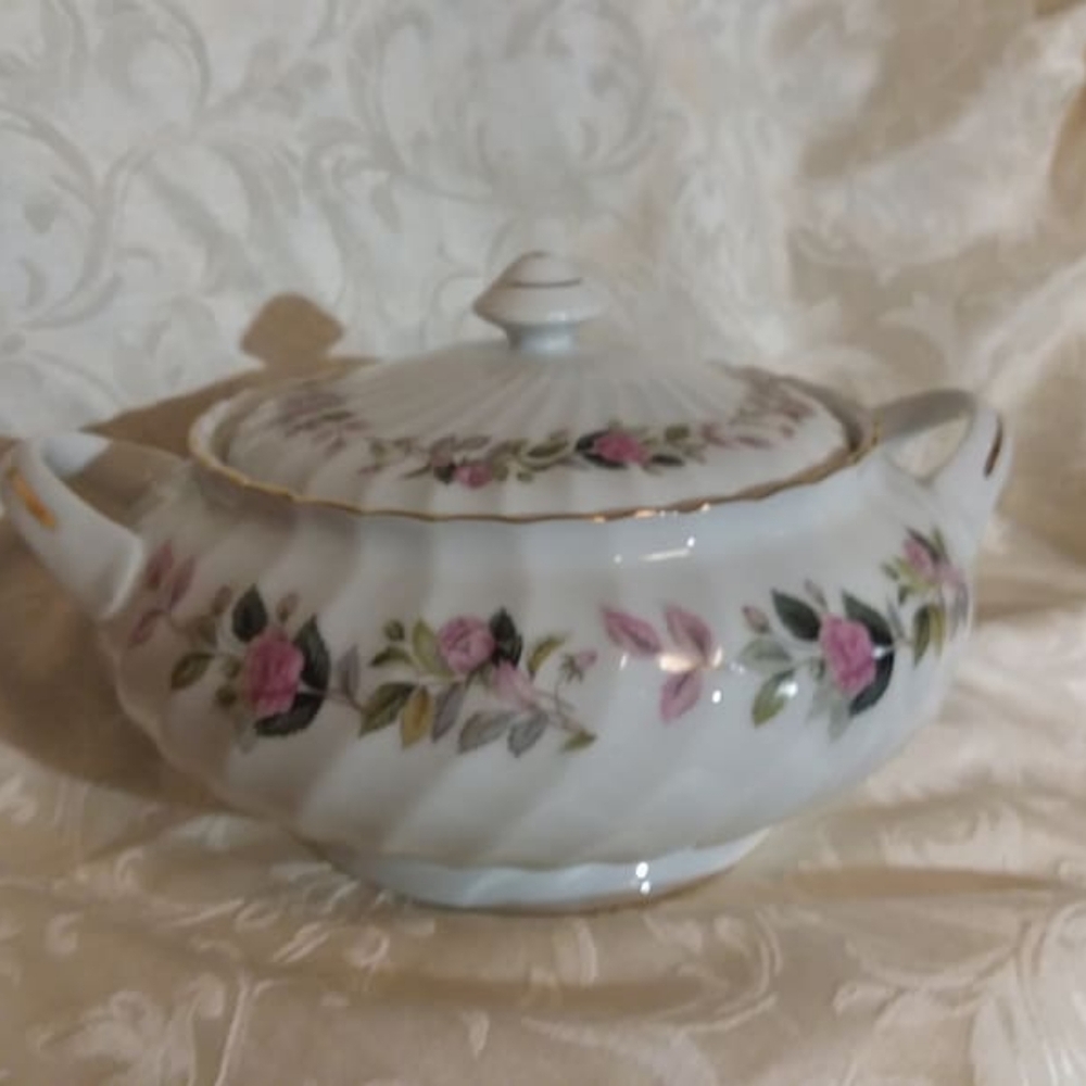 Creative Fine China Vegetable Bowl w/ Lid